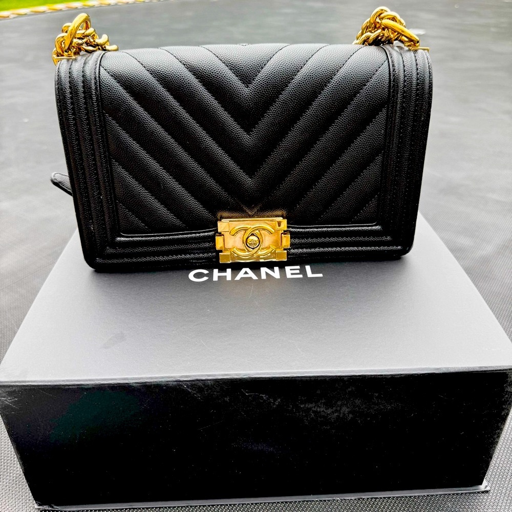 Caviar Chevron Quilted Medium Boy Flap Black